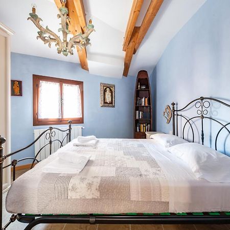 Arsenale Duplex Apartment Venesia Bagian luar foto