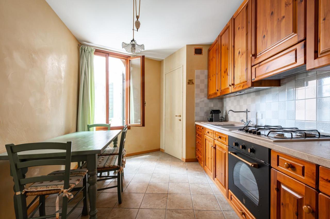 Arsenale Duplex Apartment Venesia Bagian luar foto