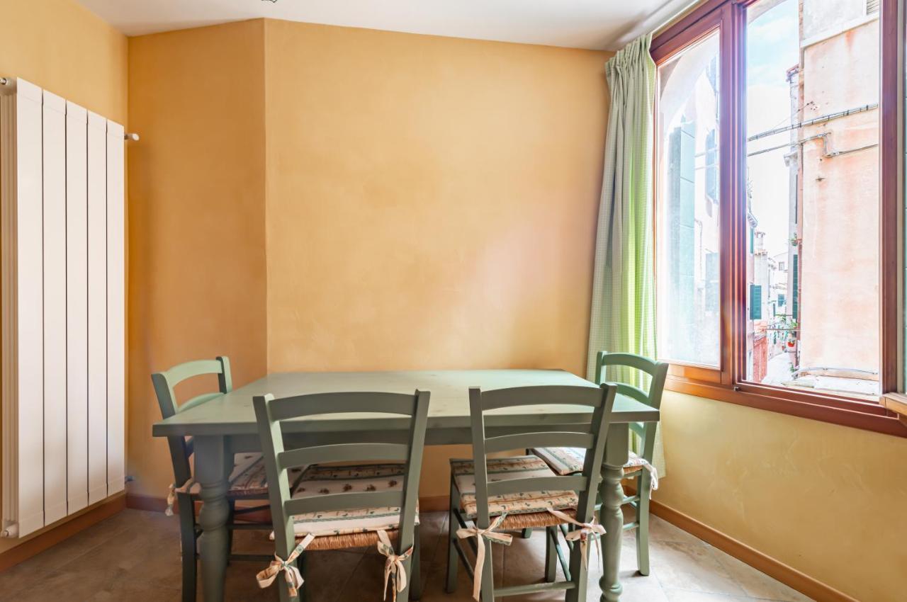 Arsenale Duplex Apartment Venesia Bagian luar foto
